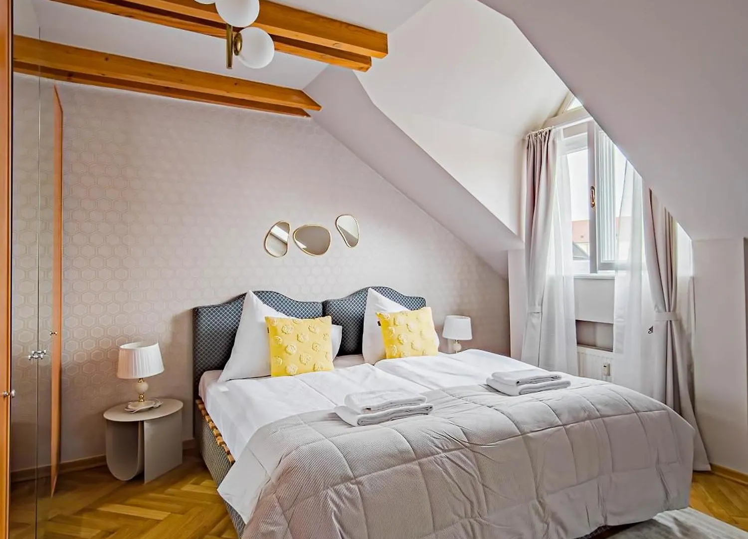 Under The Bells Of Tyn Church Prag Apartment